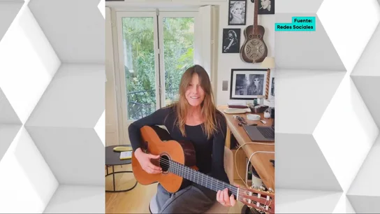 Carla Bruni arropa a Nicolás Sarkozy tras conocer su condena a cinco años de prisión: le canta 'Let it be' de los Beatles Carla Bruni arropa a Nicolás Sarkozy tras conocer su condena a cinco años de prisión: le canta 'Let it be' de los Beatles