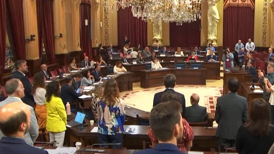 Captura del momento en que Vox boicotea un minuto de silencio por el genocidio en Gaza en el Parlament balear Captura del momento en que Vox boicotea un minuto de silencio por el genocidio en Gaza en el Parlament balear