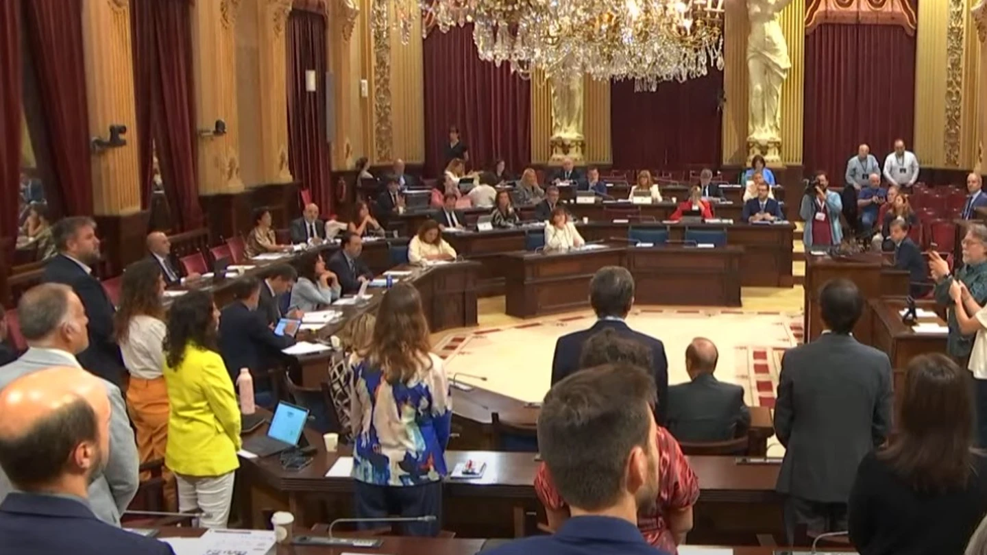 Captura del momento en que Vox boicotea un minuto de silencio por el genocidio en Gaza en el Parlament balear Captura del momento en que Vox boicotea un minuto de silencio por el genocidio en Gaza en el Parlament balear