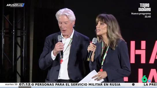 Richard Gere se salta el guion y sorprende a su mujer, Alejandra: "Se suponía que lo teníamos que hacer juntos" Richard Gere se salta el guion y sorprende a su mujer, Alejandra: "Se suponía que lo teníamos que hacer juntos"