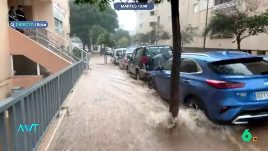 Complicaciones en Ibiza por las fuertes lluvias: coches con el agua por encima de las ruedas y gente atrapada Más Vale Tarde conecta con la periodista Esther López, que a pie de calle muestra los estragos de las lluvias torrenciales en Ibiza, donde las calles se han convertido en torrentes de agua y los vecinos miran la oportunidad para poder salir.