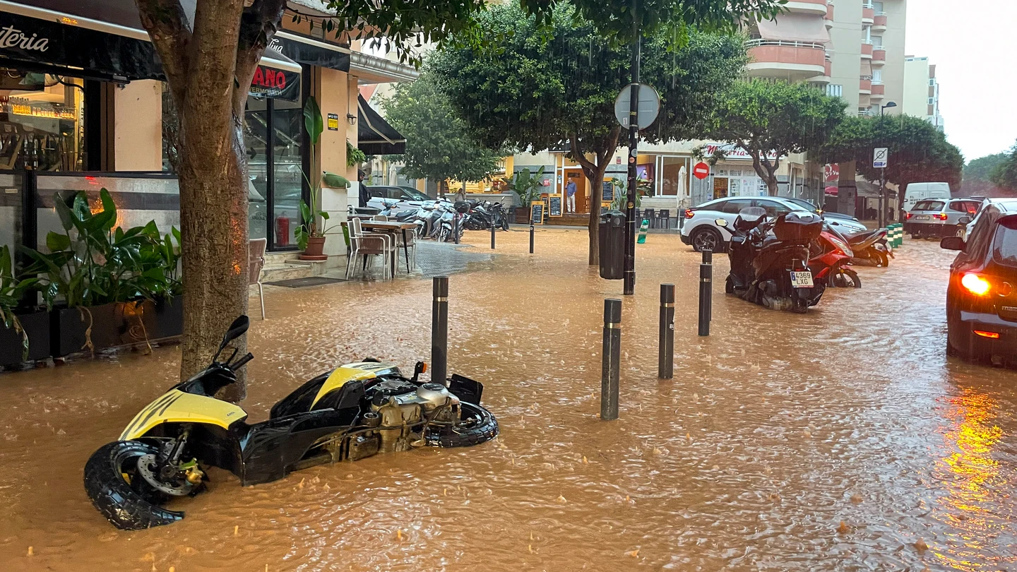 Vista general de las calles anegadas en Ibiza debido a las intensas lluvias caídas este martes Vista general de las calles anegadas en Ibiza debido a las intensas lluvias caídas este martes