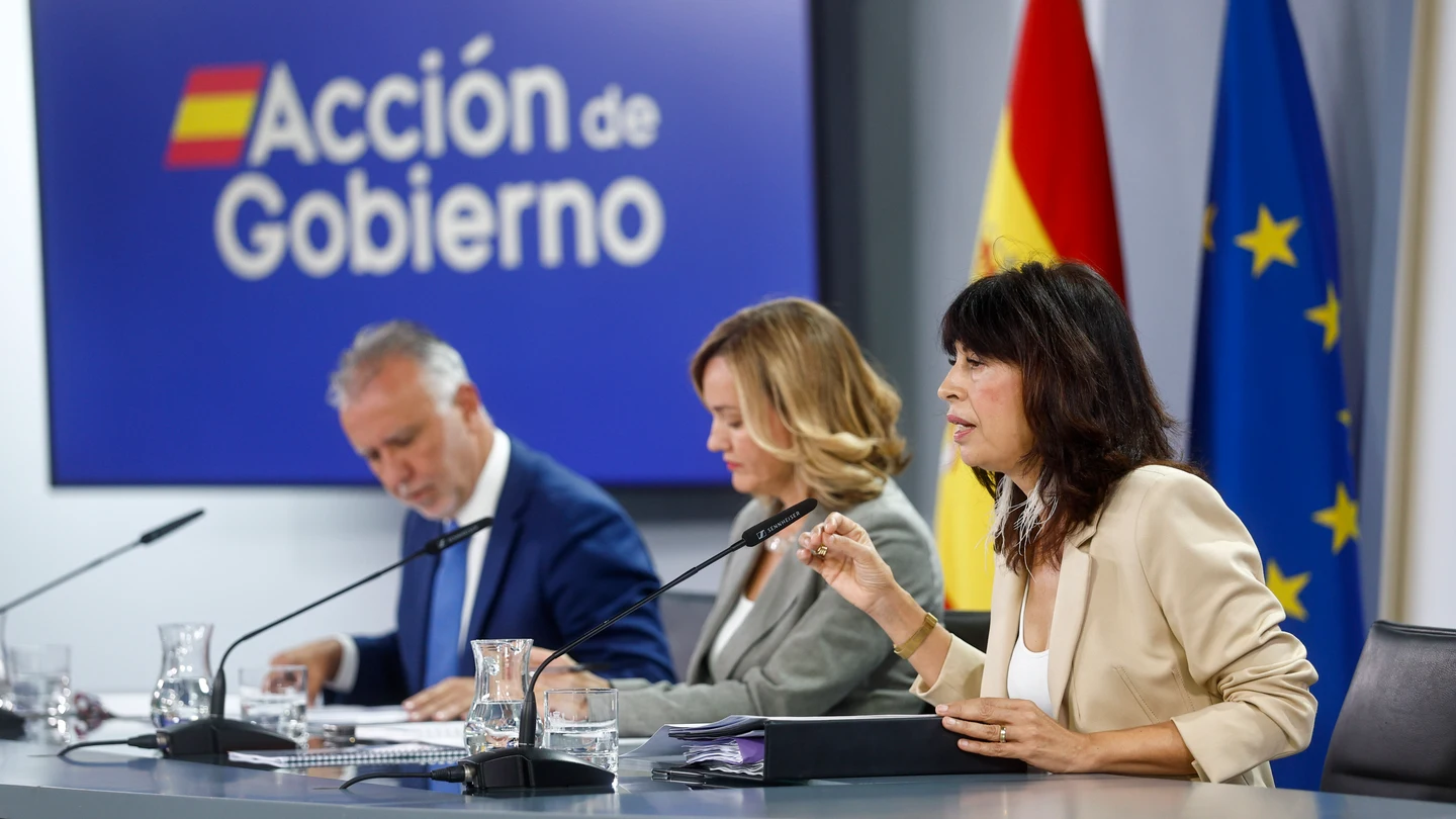La ministra de Igualdad, Ana Redondo, junto a Pilar Alegría y Ángel Víctor Torres, durante la rueda de prensa posterior al Consejo de Ministros La ministra de Igualdad, Ana Redondo, junto a Pilar Alegría y Ángel Víctor Torres, durante la rueda de prensa posterior al Consejo de Ministros