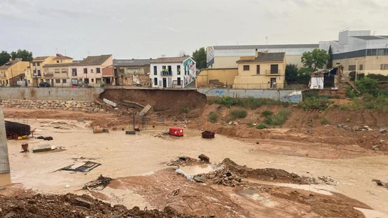Un talud se desprende en el barranco del Poyo en Picanya (Valencia). Un talud se desprende en el barranco del Poyo en Picanya (Valencia).