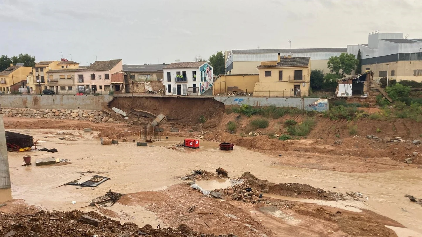 Un talud se desprende en el barranco del Poyo en Picanya (Valencia). Un talud se desprende en el barranco del Poyo en Picanya (Valencia).