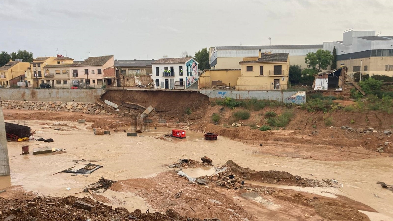 Las fuertes lluvias provocan la caída de un talud del barranco de Picanya, Valencia