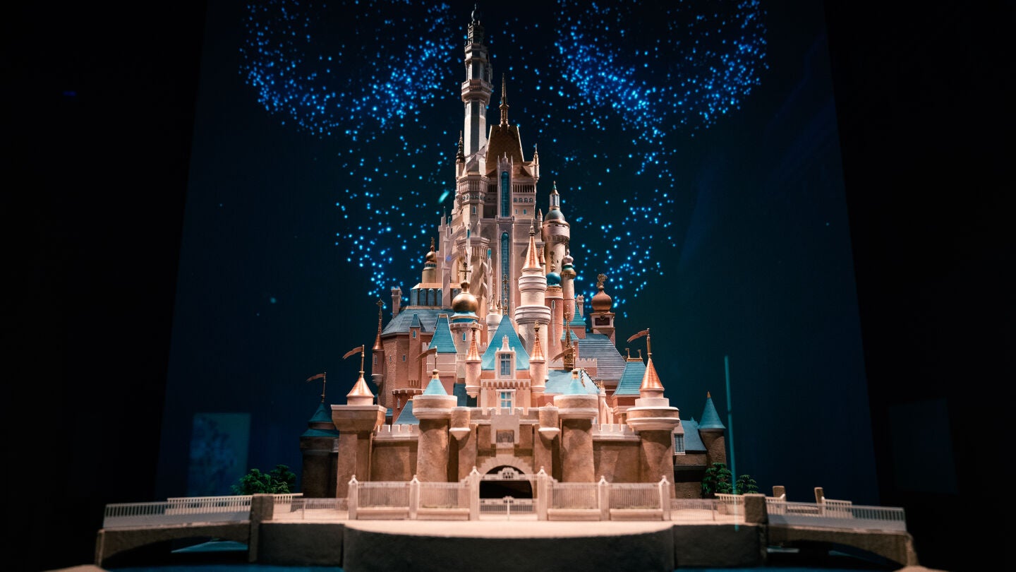 Maqueta de Castle of Magical Dreams para Hong Kong Disneyland&reg; Park, expuesto en la galer&iacute;a Tu Mundo Disney. Un D&iacute;a en los Parques de la exposici&oacute;n.