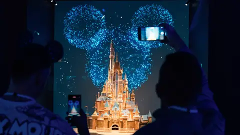 Maqueta de Castle of Magical Dreams para Hong Kong Disneyland® Park, expuesto en la galería Tu Mundo Disney. Un Día en los Parques de la exposición. Maqueta de Castle of Magical Dreams para Hong Kong Disneyland® Park, expuesto en la galería Tu Mundo Disney. Un Día en los Parques de la exposición.