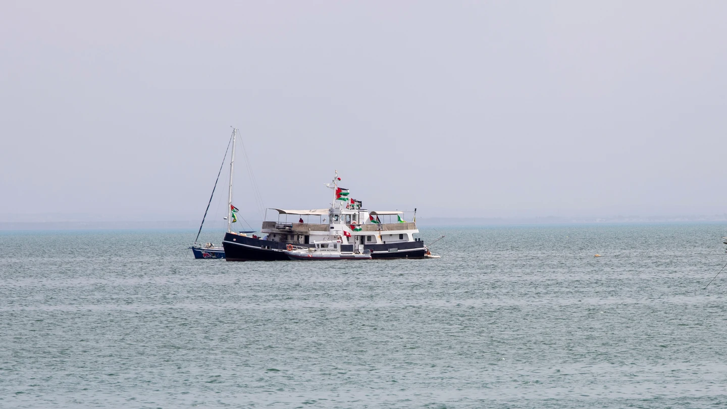 Una embarcación de la Flotilla de Gaza navega por aguas tunecinas Una embarcación de la Flotilla de Gaza navega por aguas tunecinas