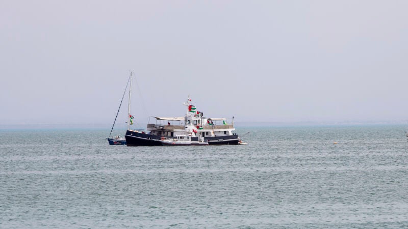 Una embarcación de la Flotilla de Gaza navega por aguas tunecinas