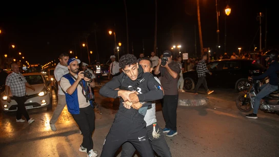 La policía detiene a una persona durante una manifestación en Rabat, Marruecos La policía detiene a una persona durante una manifestación en Rabat, Marruecos