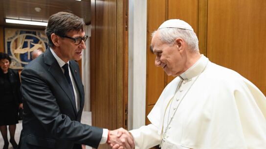 Salvador Illa saluda al papa Le&oacute;n XIV en el Vaticano