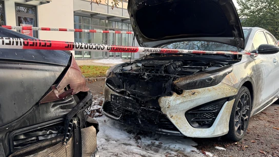Coches incendiados en Múnich tras el incendio de un edificio residencial Coches incendiados en Múnich tras el incendio de un edificio residencial