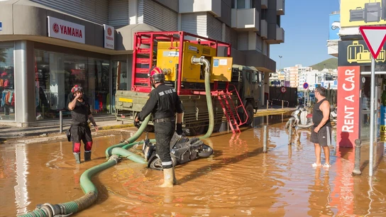Labores de achicar agua de la UME en Ibiza. Labores de achicar agua de la UME en Ibiza.