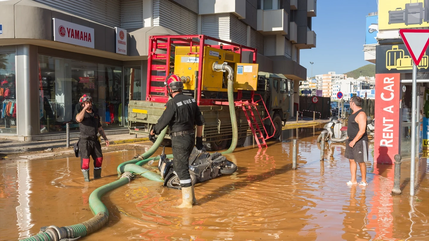 Labores de achicar agua de la UME en Ibiza. Labores de achicar agua de la UME en Ibiza.