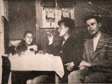 Aleksándar Vutimski en una taberna de Sofía (1939) Aleksándar Vutimski en una taberna de Sofía (1939)