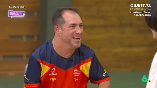 'El Langui' desvela los secretos de la boccia a Inés Rodríguez: "Es el ajedrez de las bolas" El artista forma parte de la Selección Española de este deporte paralímpico y, en pocos días, participará en su primera competición europea. ¿Conseguirá Inés ganar al artista? Descúbrelo en el vídeo principal.