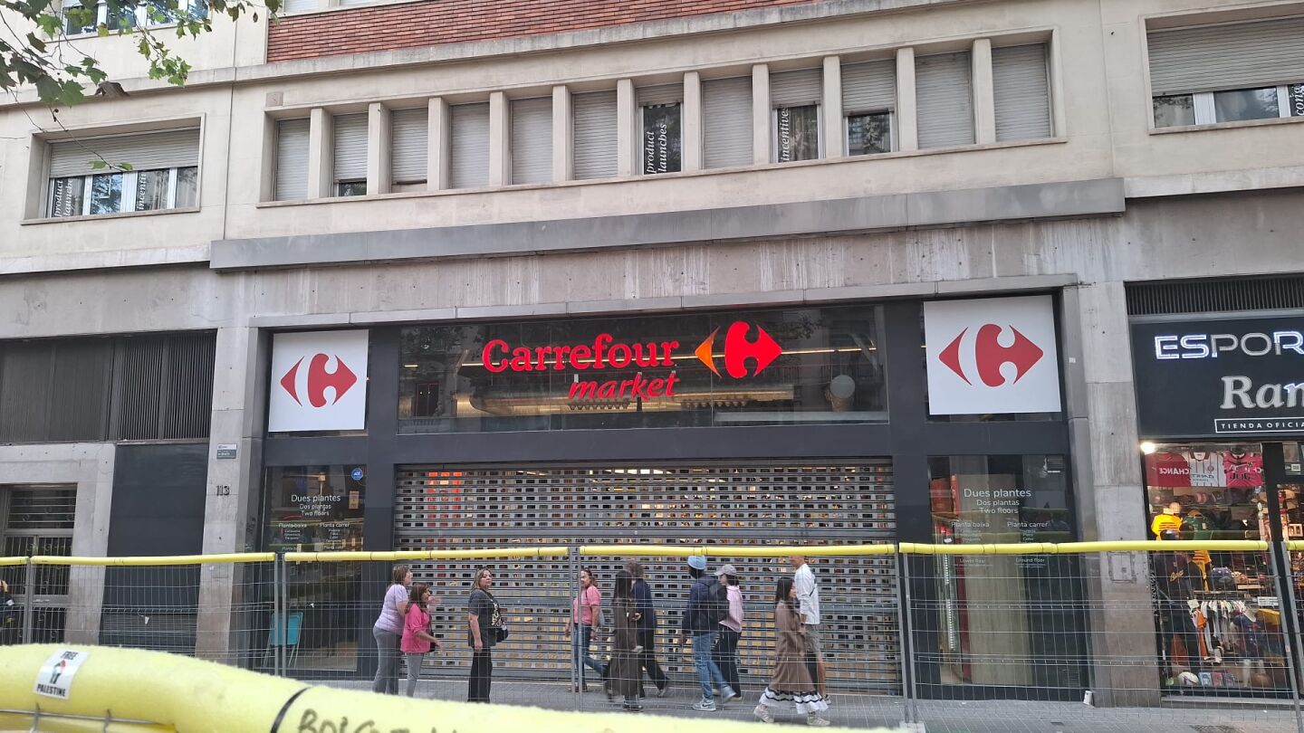 Un Carrefour Market cerrado con clientes dentro en Barcelona, antes de la manifestación propalestina. 