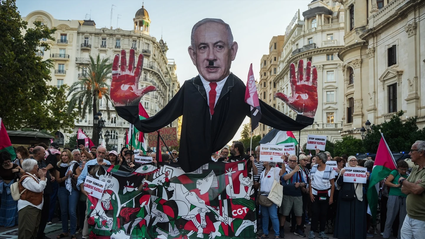 ecenas de personas durante una concentración en apoyo a la Global Sumud Flotilla, en la Plaza del Ayuntamiento, a 2 de octubre de 2025, en Valencia, Comunidad Valenciana (España). ecenas de personas durante una concentración en apoyo a la Global Sumud Flotilla, en la Plaza del Ayuntamiento, a 2 de octubre de 2025, en Valencia, Comunidad Valenciana (España).