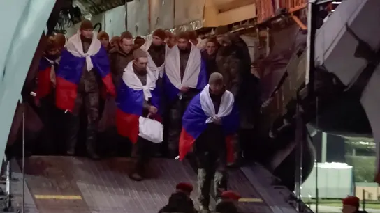 Primeras imágenes del retorno de más prisioneros rusos. Primeras imágenes del retorno de más prisioneros rusos.