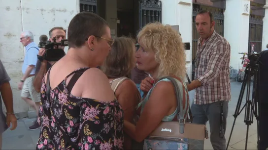 La presidenta de Amama, Ángela Claverol, junto a una de las afectadas por los fallos en los cribados de cáncer de mama La presidenta de Amama, Ángela Claverol, junto a una de las afectadas por los fallos en los cribados de cáncer de mama