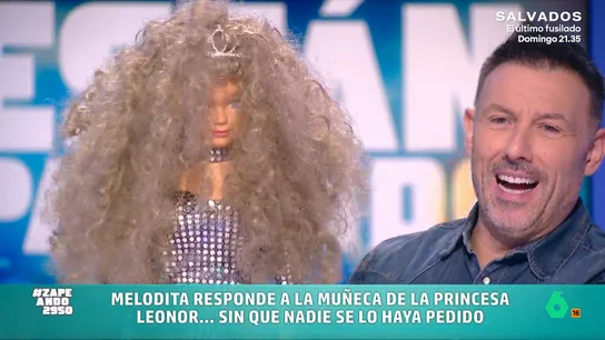 'Melodyta' se 'pica' con la muñeca de la princesa Leonor: "Pásate los puntos por el choco" Una empresa ha lanzado un juguete inspirando en la princesa española. La muñeca va vestida de militar y tiene un coste de 99 euros. Pero, este nuevo producto no es del gusto de otra muñeca que se siente una diva.