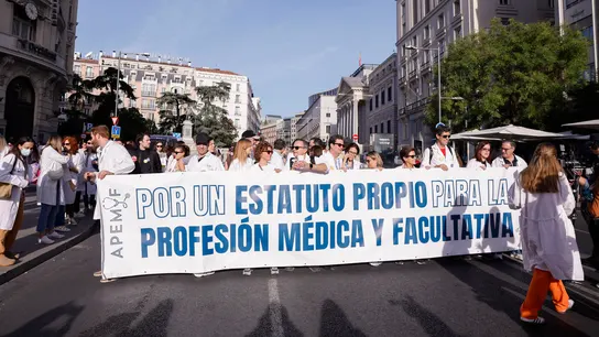Los médicos salen a las calles y protestan contra la reforma del Estatuto Marco de Mónica García. Los médicos salen a las calles y protestan contra la reforma del Estatuto Marco de Mónica García.