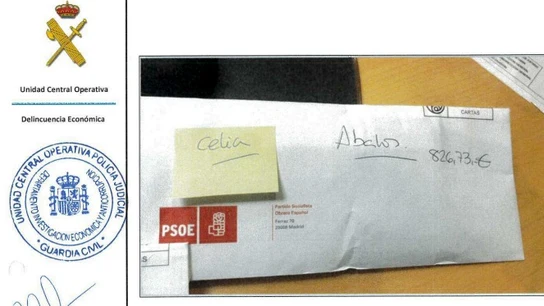 Página del informe de la UCO en la que aparece un sobre con el logo del PSOE con dinero en su interior Página del informe de la UCO en la que aparece un sobre con el logo del PSOE con dinero en su interior