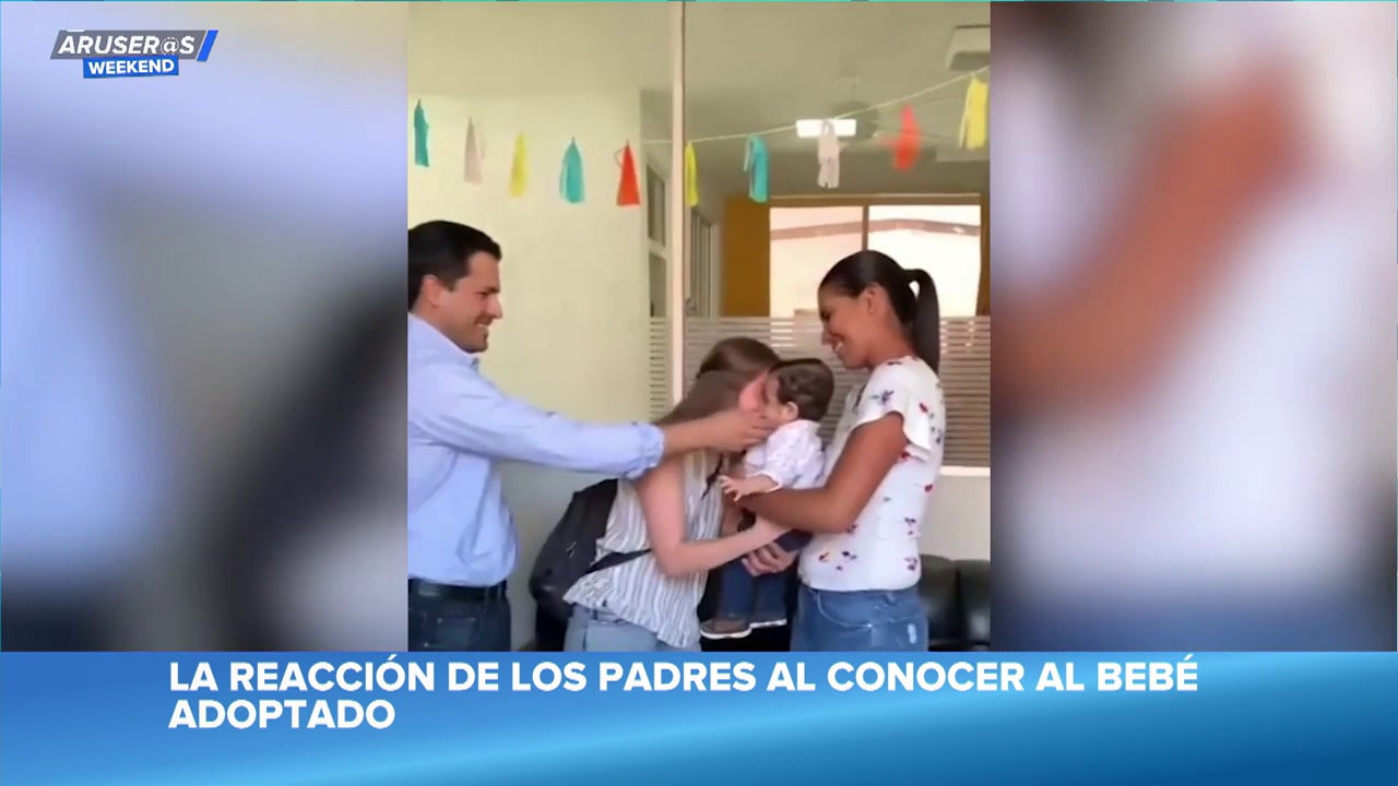 El emotivo momento en el que una pareja ve por primera vez a su hijo adoptado