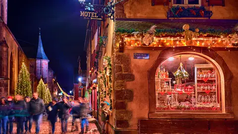 Calle de Kaysersberg, Francia, en Navidad Calle de Kaysersberg, Francia, en Navidad