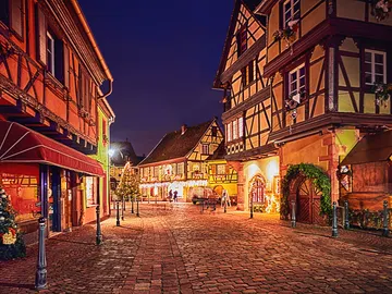 Pueblo de Kaysersberg, Francia, en Navidad Pueblo de Kaysersberg, Francia, en Navidad