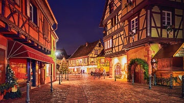 Pueblo de Kaysersberg, Francia, en Navidad