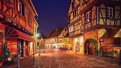Pueblo de Kaysersberg, Francia, en Navidad Pueblo de Kaysersberg, Francia, en Navidad
