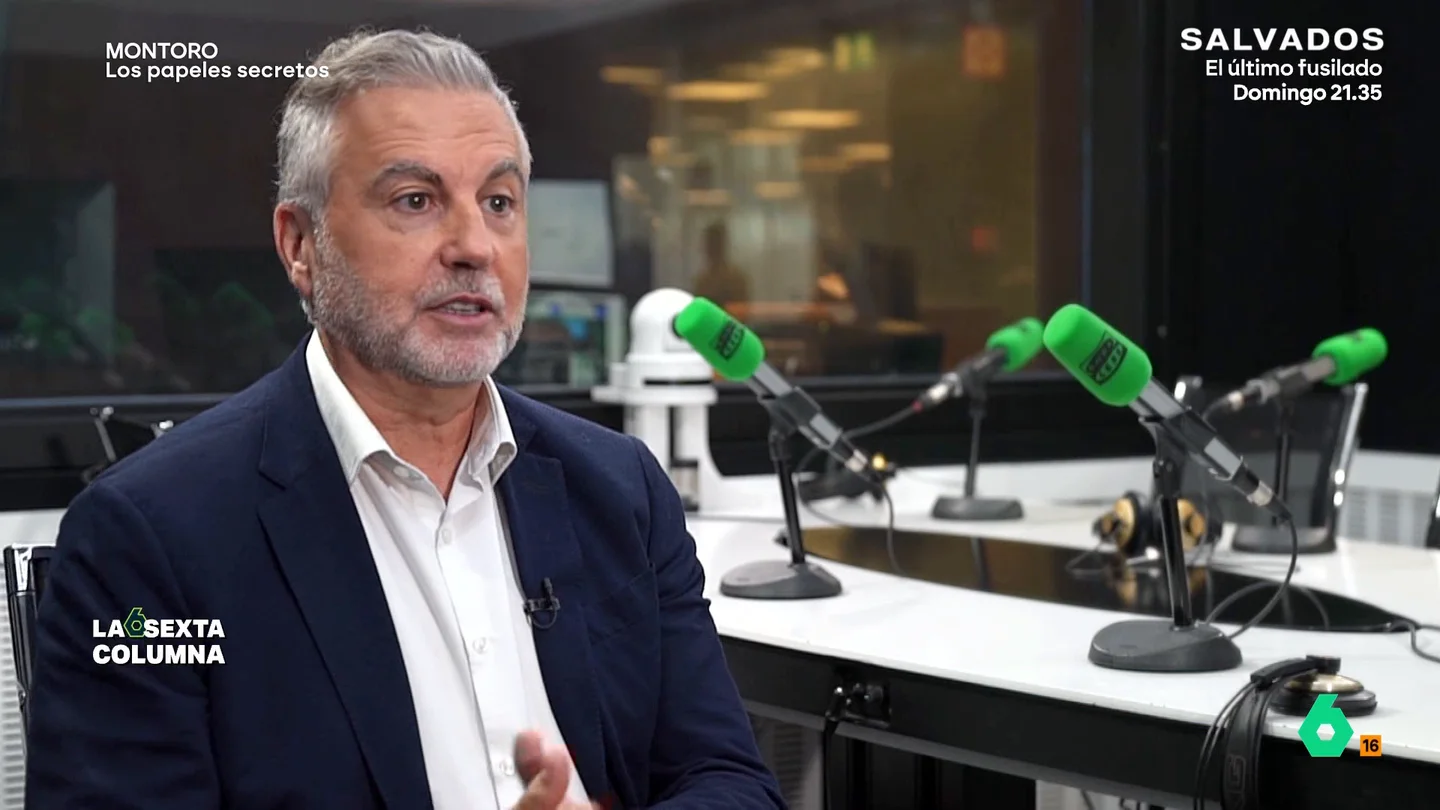 Carlos Alsina recuerda la tensa comida en la que Montoro le amenazó: "Me pareció un tono muy mafioso" "Yo soy el ministro de Hacienda, yo decido el IVA. Tenlo presente". Con estas palabras Cristóbal Montoro habría amenazado a Carlos Alsina por las críticas en su programa. El periodista de Onda Cero lo recuerda para laSexta Columna.