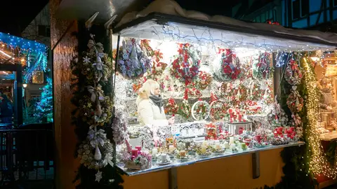 Puesto del mercadillo navideño de Kaysersberg, Francia Puesto del mercadillo navideño de Kaysersberg, Francia