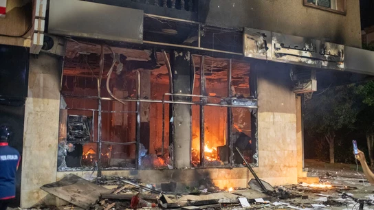 Un banco quemado en Salé, Marruecos, en la ola de protestas de la generación Z Un banco quemado en Salé, Marruecos, en la ola de protestas de la generación Z