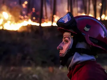 Bombero durante un incendio Bombero durante un incendio