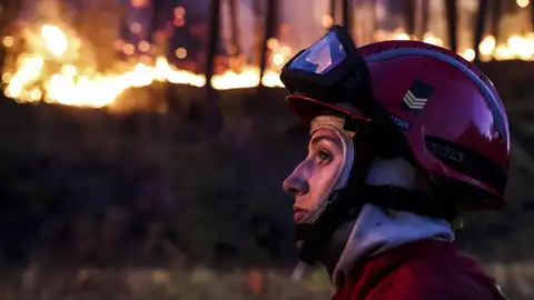 Bombero durante un incendio Bombero durante un incendio