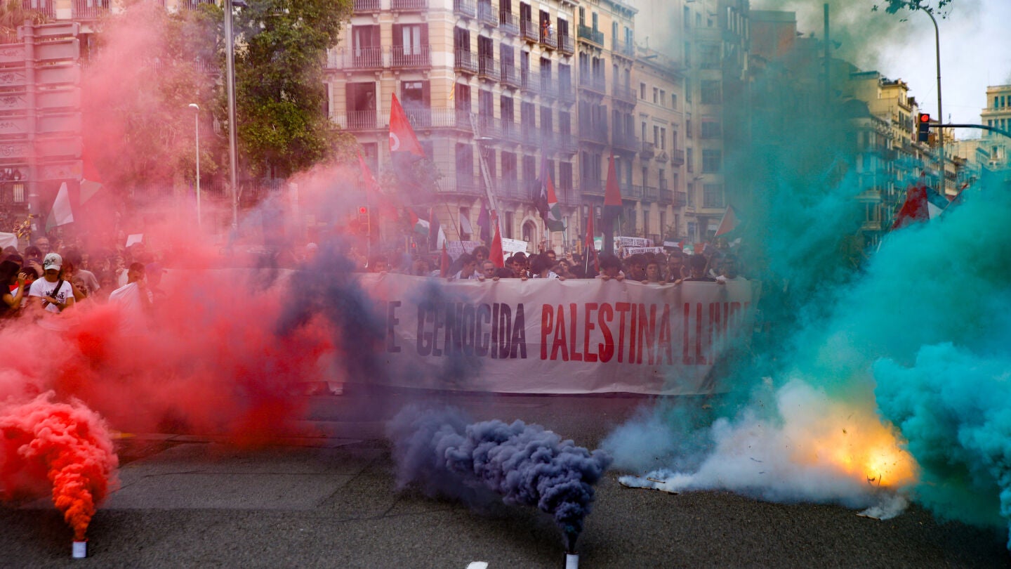 Varios estudiantes sostienen una pancarta durante una concentración a favor de Palestina en Barcelona, este jueves.
