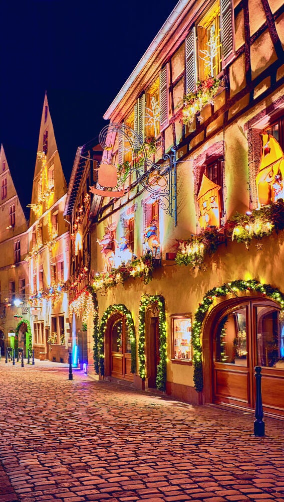 El pueblo de Kaysersberg, Francia, en Navidad