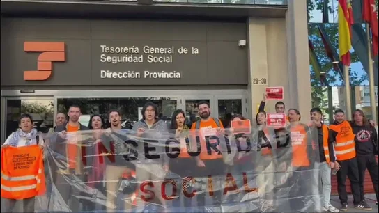Vecinos y miembros del Sindicato de Inquilinas e Inquilinos se manifiestan contra la subasta de sus viviendas. Vecinos y miembros del Sindicato de Inquilinas e Inquilinos se manifiestan contra la subasta de sus viviendas.