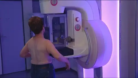 Una mujer se somete a una prueba médica. Una mujer se somete a una prueba médica.