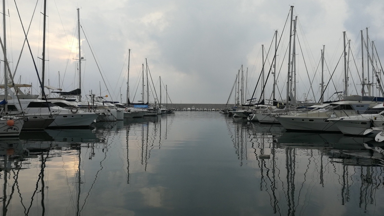 Ocho heridos, tres de ellos graves, tras la explosión de una embarcación en el puerto deportivo de Fuengirola