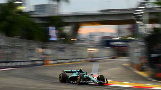 Fernando Alonso en su Aston Martin en Singapur durante los Libres 3 Fernando Alonso en su Aston Martin en Singapur durante los Libres 3