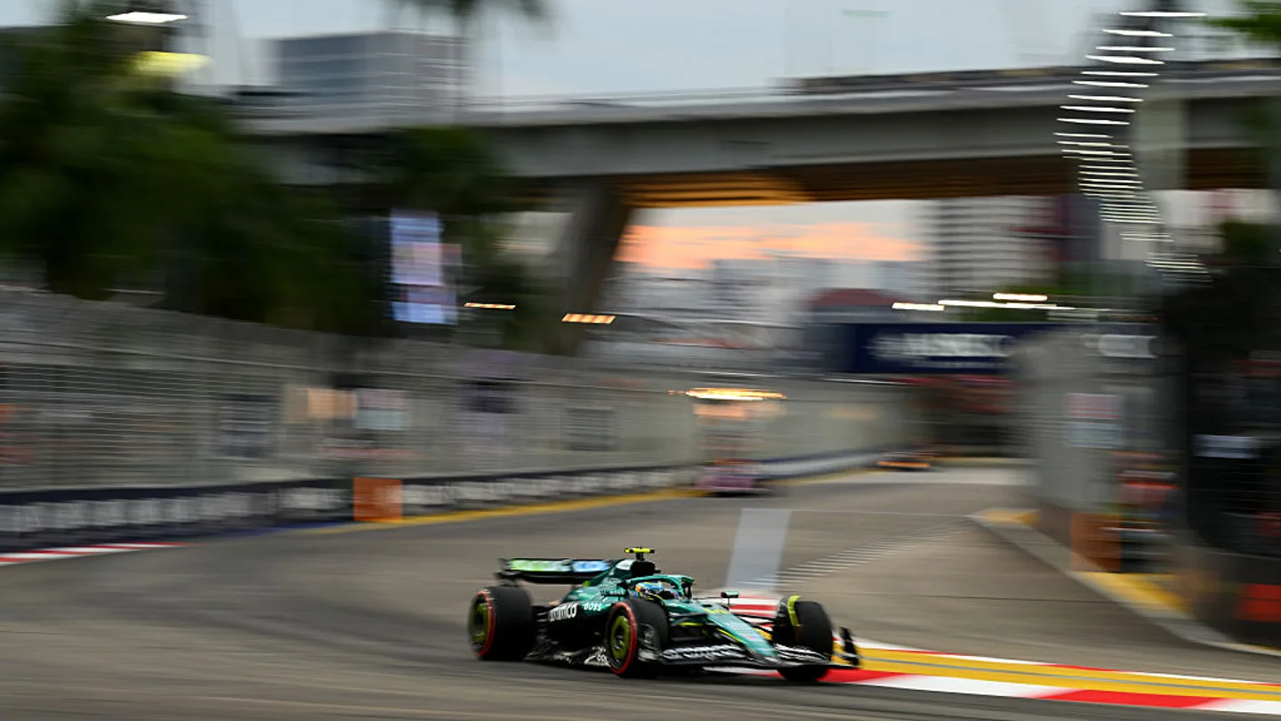 Fernando Alonso en su Aston Martin en Singapur durante los Libres 3 Fernando Alonso en su Aston Martin en Singapur durante los Libres 3