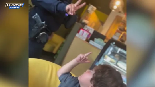 El vídeo viral del niño que le hace una peineta a dos policías: "Atención al poco respeto a la autoridad" El vídeo viral del niño que le hace una peineta a dos policías: "Atención al poco respeto a la autoridad"