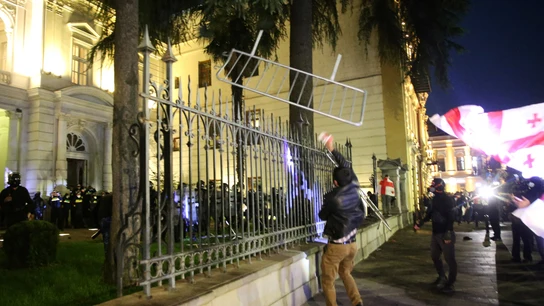 Un manifestante lanza una valla contra la Policía en Tiflis (Georgia) Un manifestante lanza una valla contra la Policía en Tiflis (Georgia)