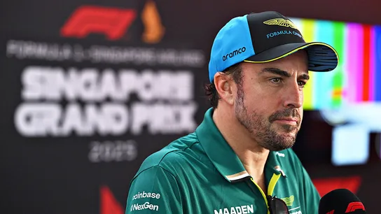 Fernando Alonso hablando con la prensa Fernando Alonso hablando con la prensa