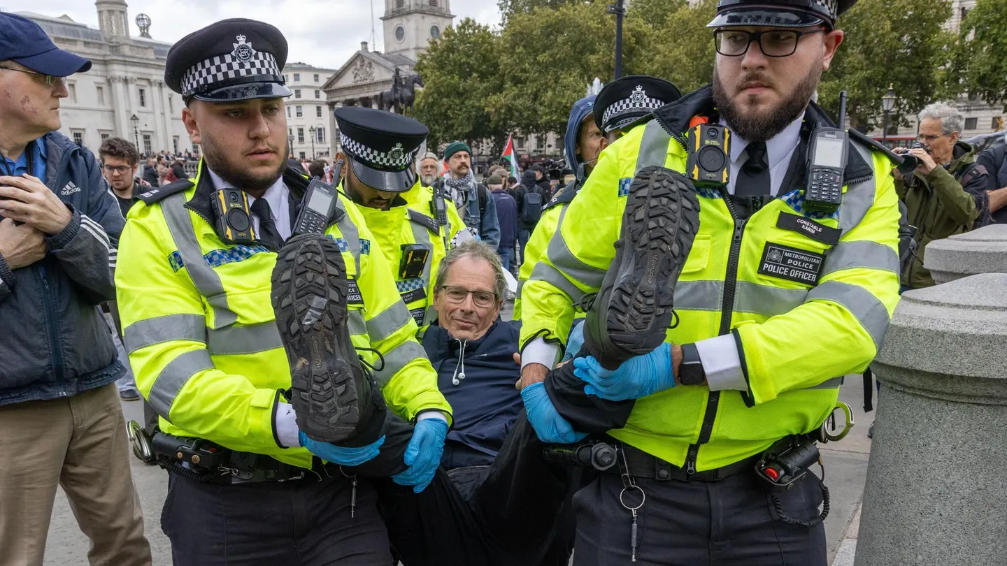 La Policía de Londres detiene a un manifestante durante la protesta a favor de Palestine Action La Policía de Londres detiene a un manifestante durante la protesta a favor de Palestine Action