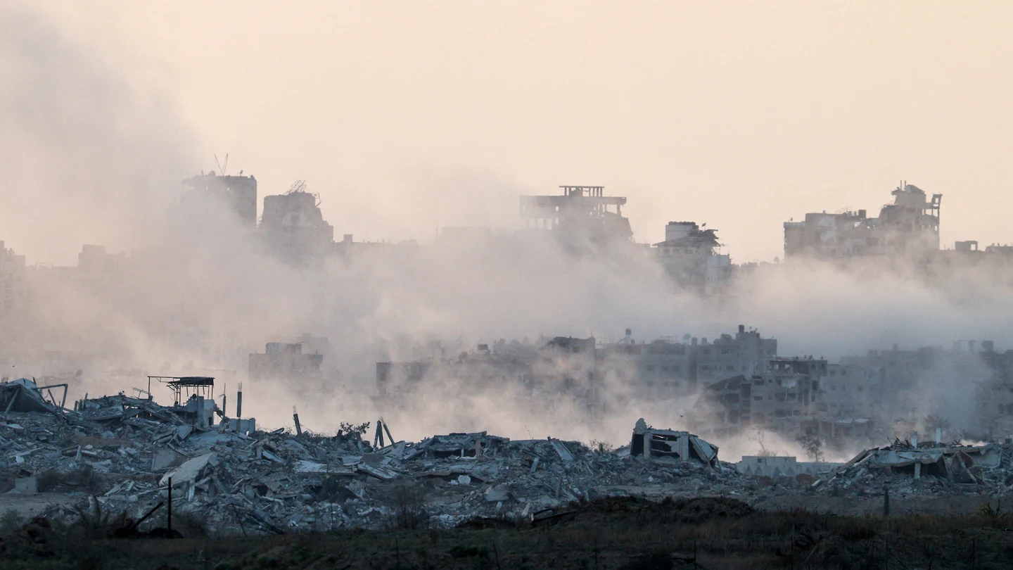 Humo alrededor de Ciudad de Gaza este sábado Humo alrededor de Ciudad de Gaza este sábado